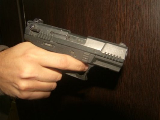 A scos la vânzare o armă pe care o deţinea nelegal